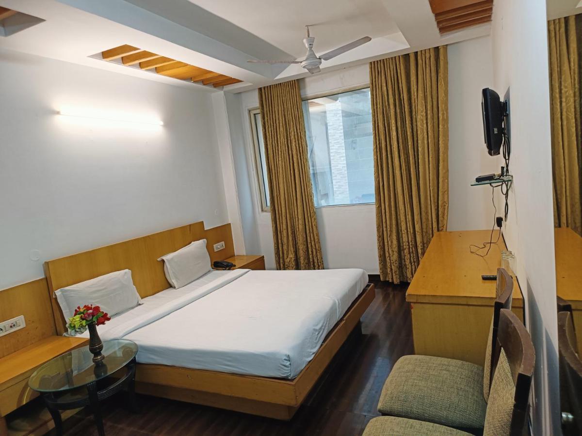 Hotel Tjs Grand Delhi  Exterior foto