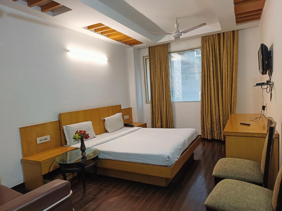 Hotel Tjs Grand Delhi  Exterior foto